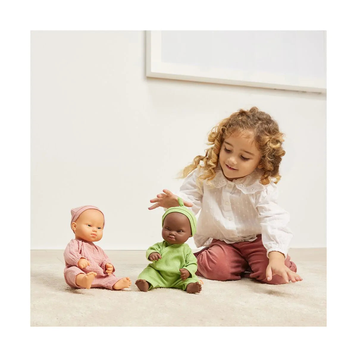 Schwarzer Puppenjunge mit Downsyndrom