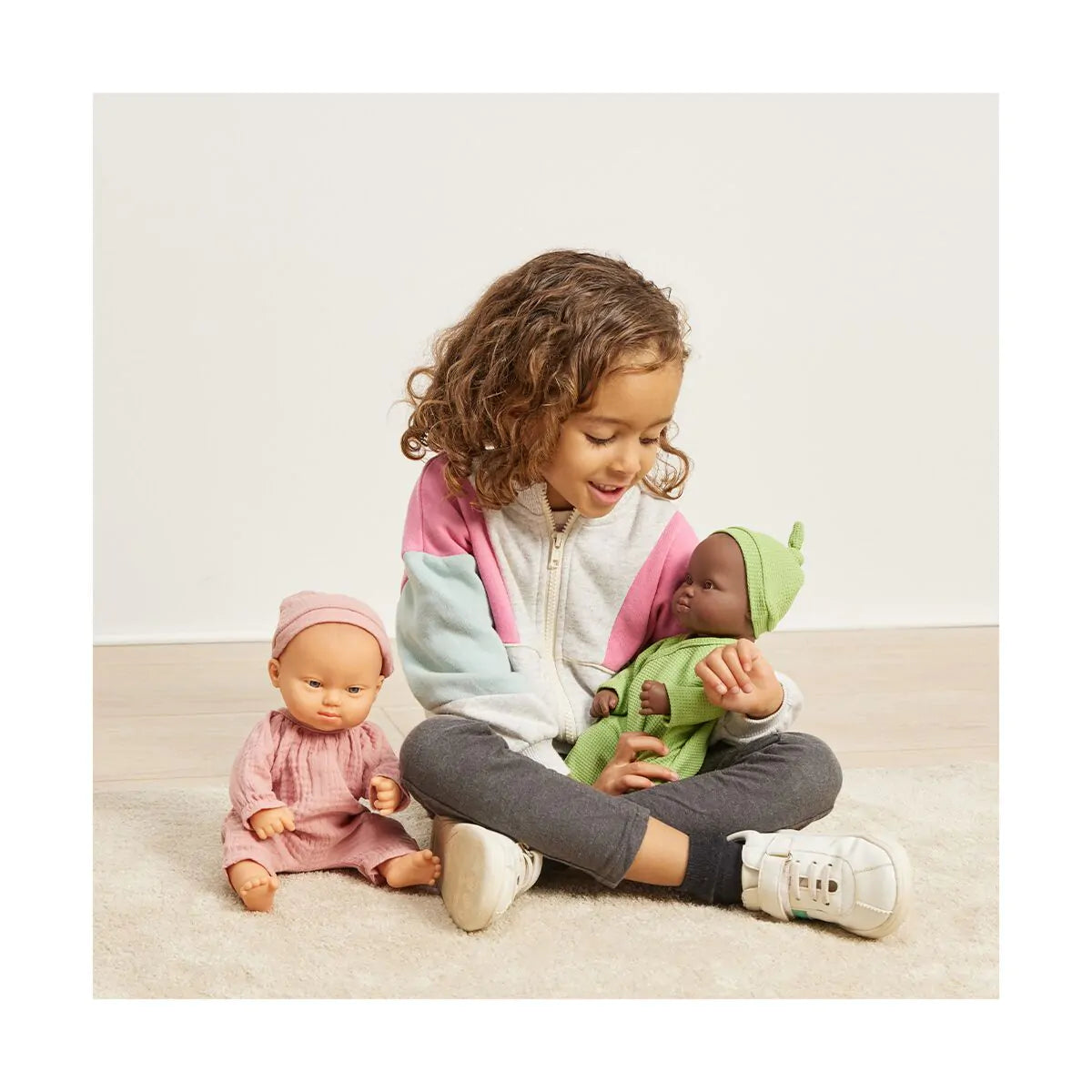 Weiße Babypuppe mit Downsyndrom