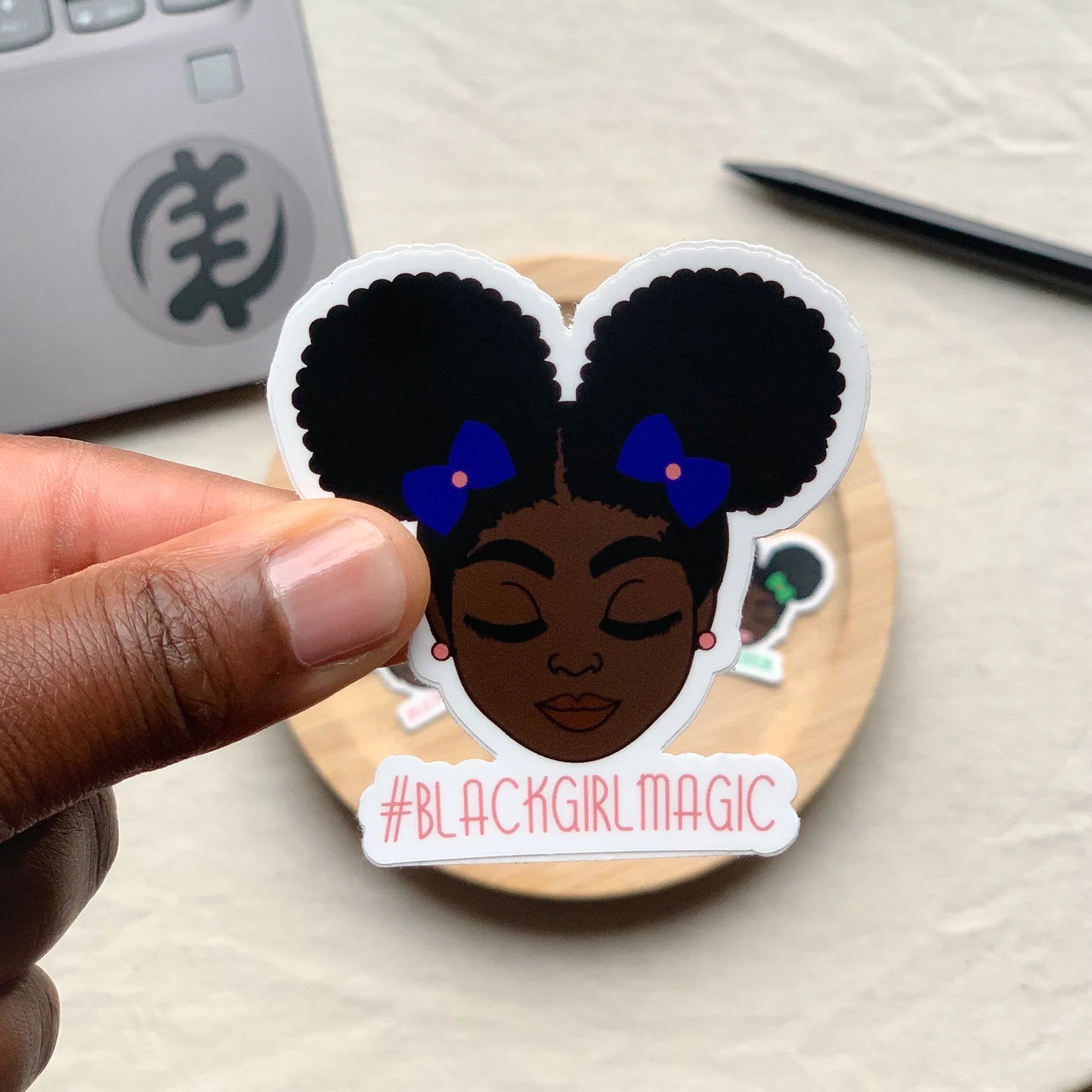 Sticker: #blackgirlmagic mit blauer Schleife (groß)