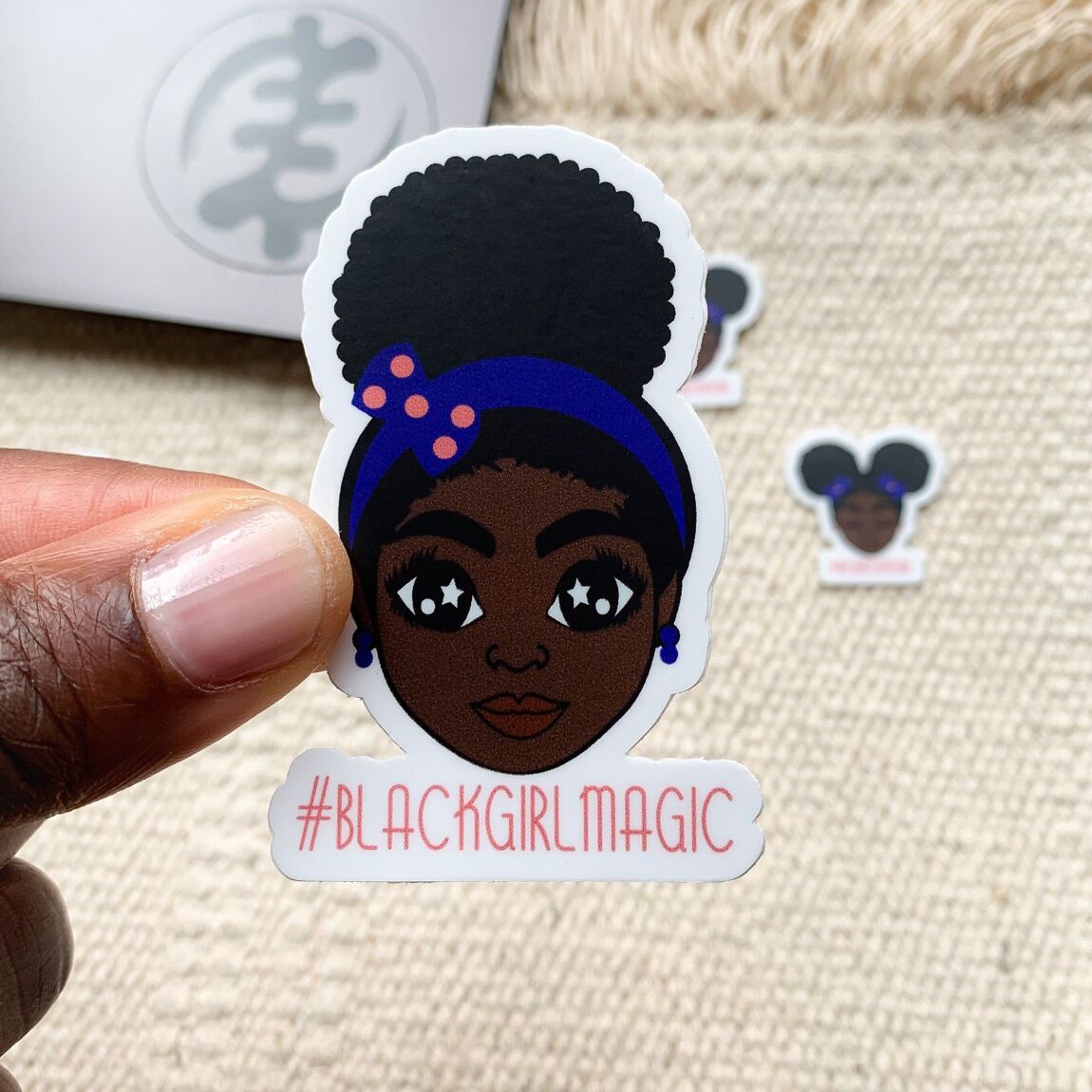 Sticker: #brownskingirl mit blauem Haarreifen (groß)