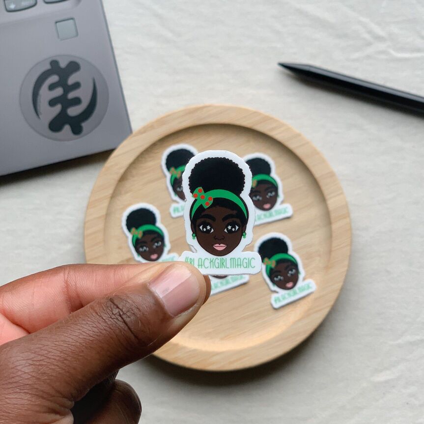 Sticker: #blackgirlmagic mit grünem Haarreifen