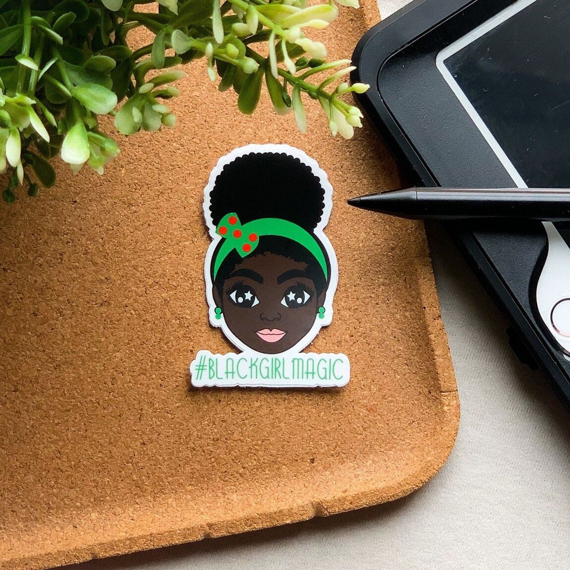 Sticker: #blackgirlmagic mit grünem Haarreifen (groß)